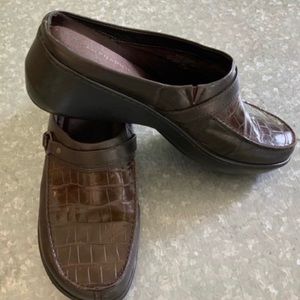 Easy Spirit Brown Croc Print Slide Mule. SZ 8.5
